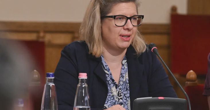Melléthei-Barna Márton a bizottsági tagságáról való lemondásra szólította fel Juhász Hajnalkát