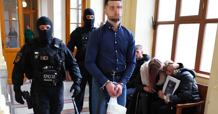 Friss fotón a Morrison's 2-es gyilkosság vádlottja - Elhunyt fia képét szorongatta a gyászoló édesanya, képtelen volt László szemébe nézni