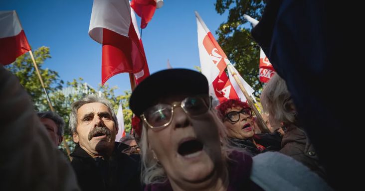 Többezres tüntetést szervezett Donald Tusk ellen a PiS Varsóban
