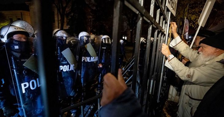 Kitört a káosz Lengyelországban: a rendőrség körbezárta az Alkotmánybíróságot