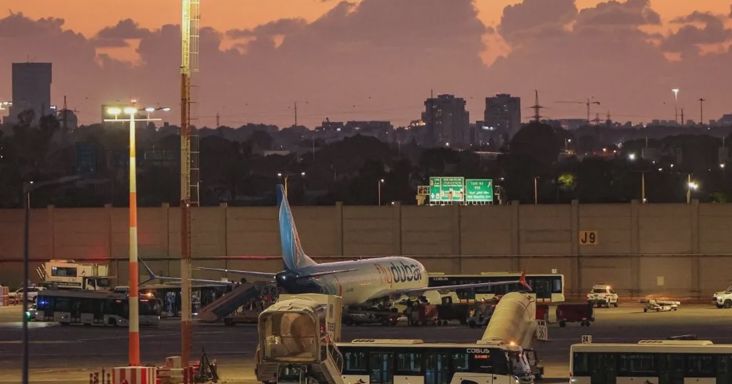 Bombariadó miatt kiürítettek egy repülőgépet Tel-Avivban