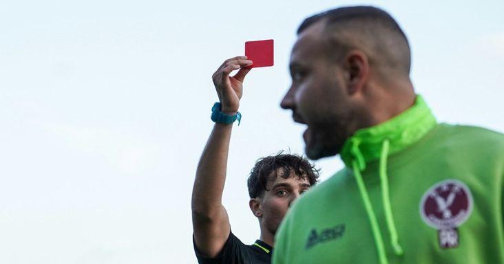 Nyolc évre eltiltották a bíróra támadó rácalmási focistát