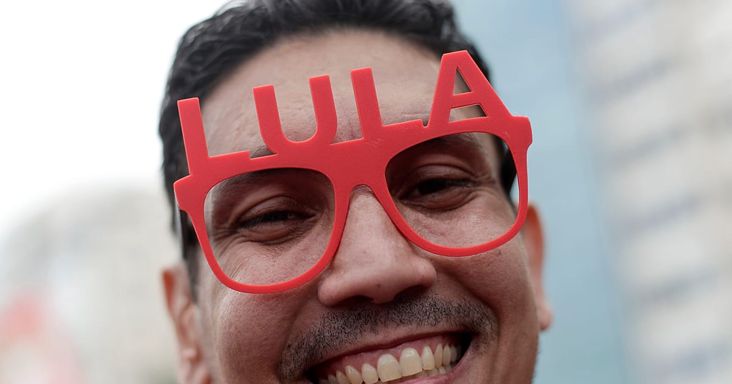 Lula hívei nevének betűit formázzák Rio vizén a brazil második forduló előtt