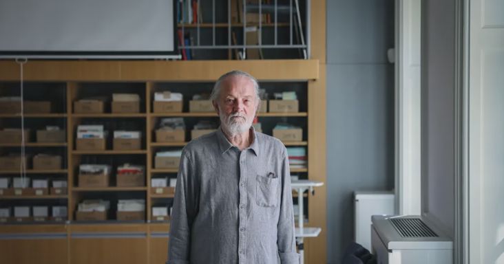 Hallottam, ahogy a rendőrök kiabálnak, hogy „művész úr!”, majd gumibottal püfölni kezdték az ajtót