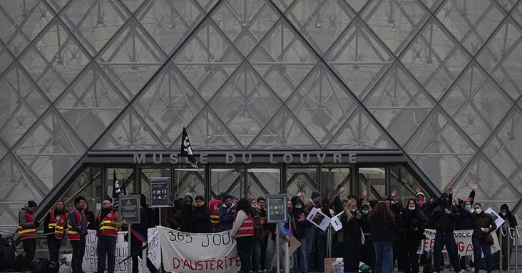 Tüntetők lezárják a párizsi Louvre múzeum bejáratait
