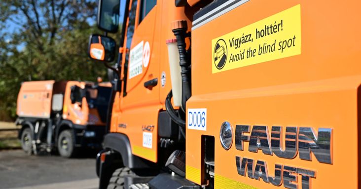 Újabb fővárosi járműveken jelenik meg a figyelmeztető sárga jelzés