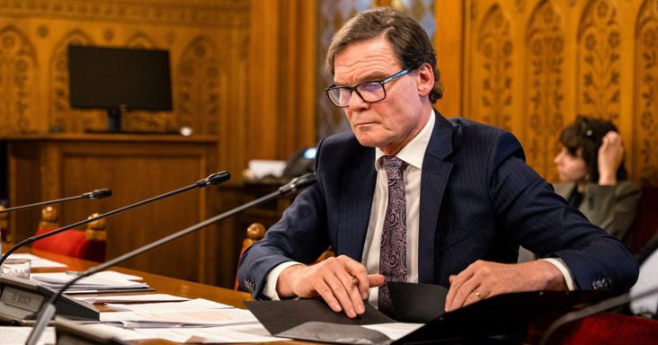 Bánki Erik évek óta tagadja kapcsolatát a közétkeztetési óriással, mégis ő kért diplomata-útlevelet a Hungast-vezérnek