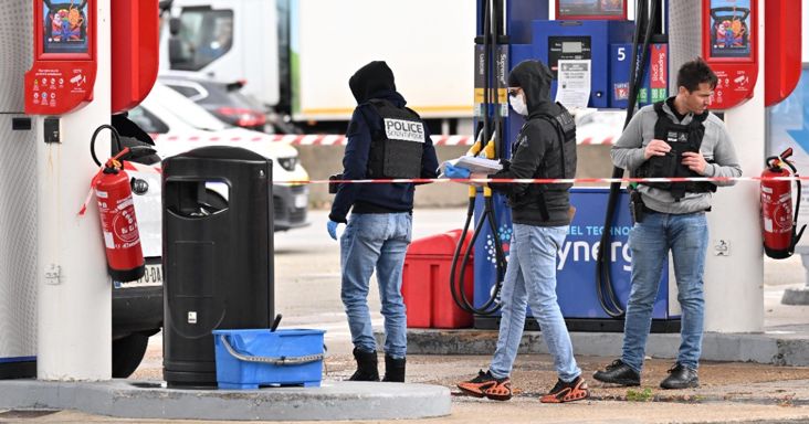 Gépkarabéllyal vadászott járókelőkre egy férfi Párizs mellett, egy 12 éves gyereket is eltalált