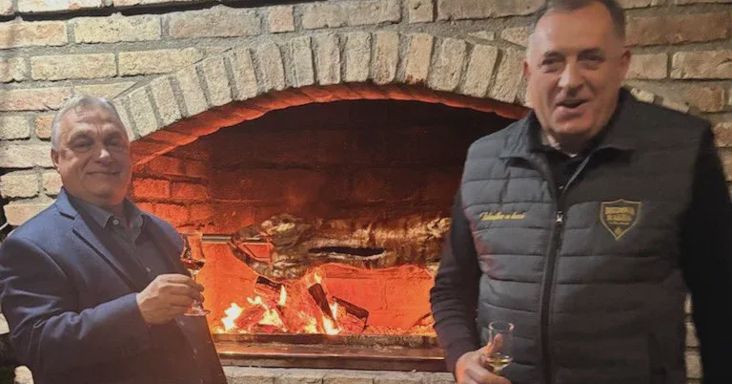 „Az igaz barátság örökre szól” – Orbán Viktor Milorad Dodiknál, a boszniai Szerb Köztársaság volt elnökénél járt, egymást átkarolva pálinkáztak a tűz mellett