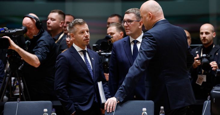 „Kemény és érzelmes vita” Brüsszelben – Magyar Péter már állást foglalt
