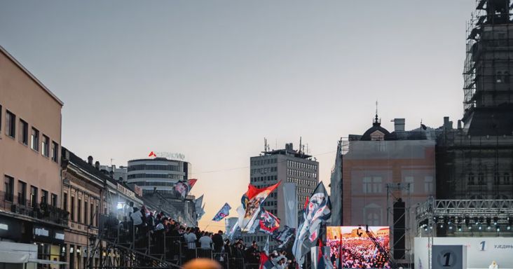 Buszokkal hozták az embereket, a magyar Békemenetet idézte Vučić újvidéki kampánygyűlése