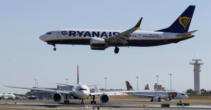 Egymás után két Ryanair-gépbe csapódott madár Budapesten, lezárták a kifutópályát