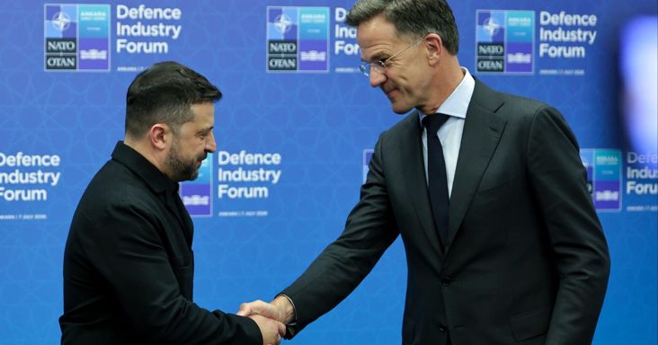 Összefutott az ukrán elnök a NATO vezetőjével