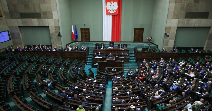 Lazít az abortuszszabályokon a parlament Lengyelországban