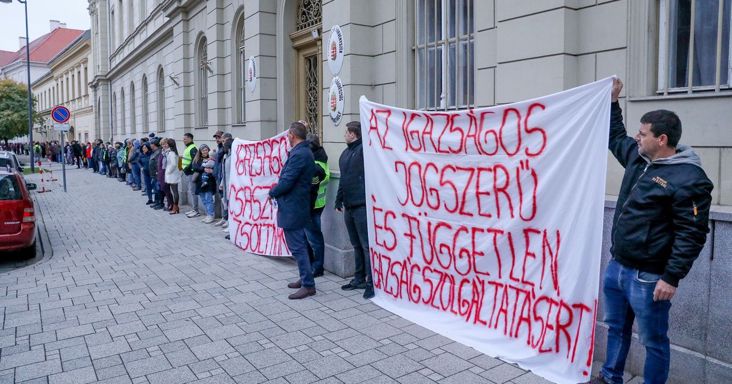 „Szabadságot, igazságot, elnöki kegyelmet Zsoltinak!” - Skandálták Szombathelyen - fotók, videó