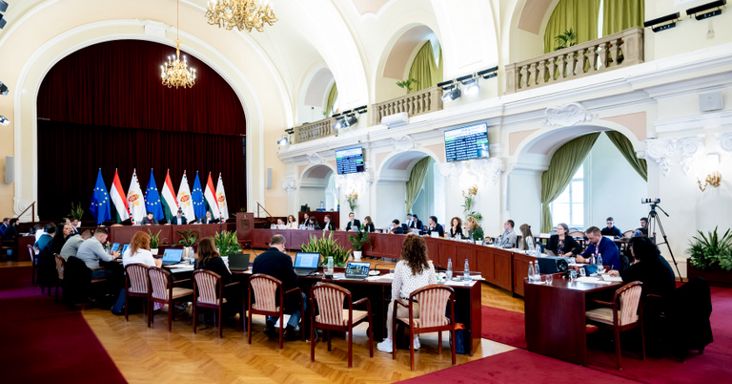 Feszült vita után már a rendkívüli ülés napirendjét sem sikerült elfogadni, előkerült egy üveg Unicum is - A Fővárosi Közgyűlés rendkívüli ülése