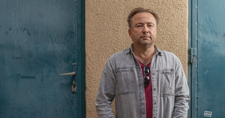 „Nyilvánvaló lett, hogy Tomival és Áronnal semmire nem fogunk pénzt kapni” – Tasnádi István nyolc évet várt, hogy megrendezhesse első mozifilmjét