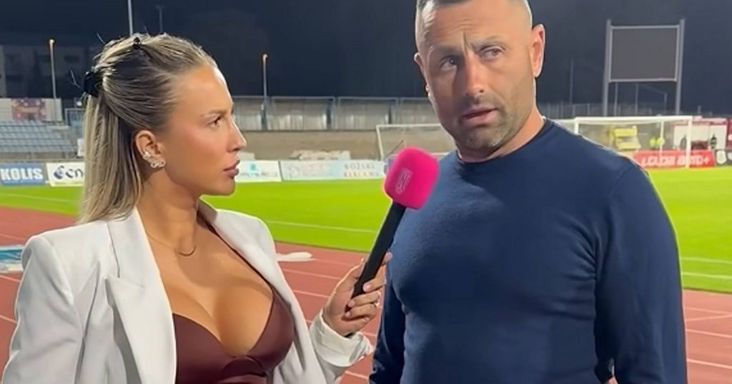 Kínosan kerülte a riporternő merész dekoltázsát a cseh futballedző