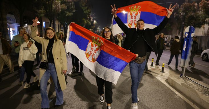 Hatalmas vereségbe futott bele Európa egyik legstabilabbnak hitt vezetője – Mi vezetett Aleksandar Vučić történelmi bukásához?