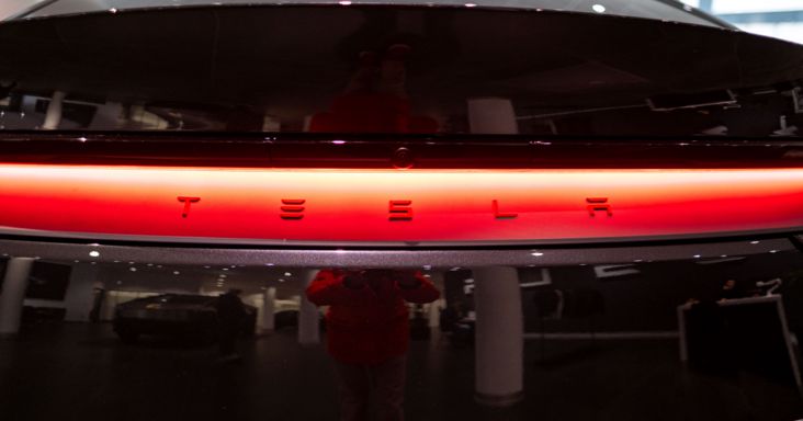 Eszement, mire képes a Tesla Roadster: bemutatta őrült szuperautóját Elon Musk, rakétahajtóművekkel tud repülni