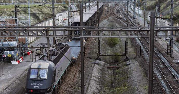 Súlyos baleset a Csalagút bejáratánál: egy kisbusz az oldalára borult, majd belecsapódott egy tehervonat