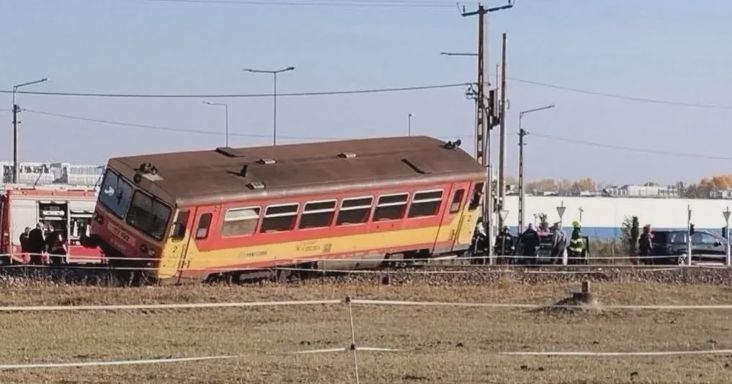 A tilos jelzés ellenére hajtott a sínekre az autós, szünetel a vonatforgalom Nyergesújfalunál