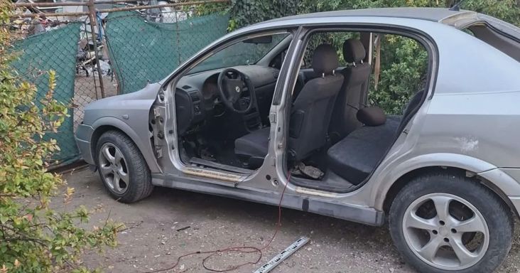 Felsikoltott a flex, a nyílt utcán filéztek ki egy régi Opel Astrát
