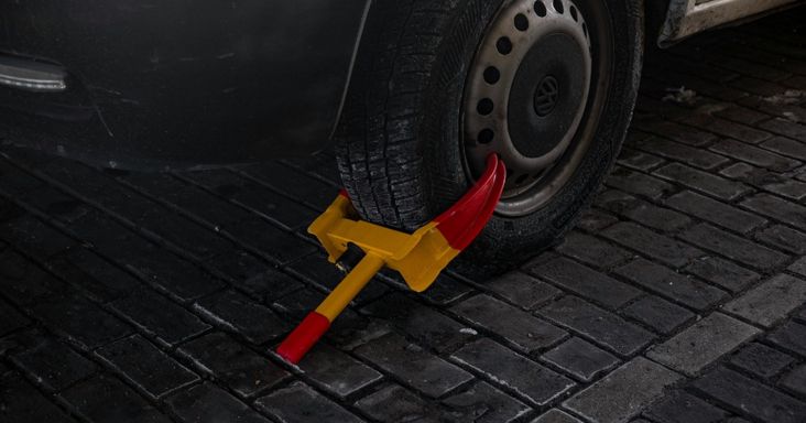 Nem zavarta a kerékbilincs, három keréken távozott a terepjárós