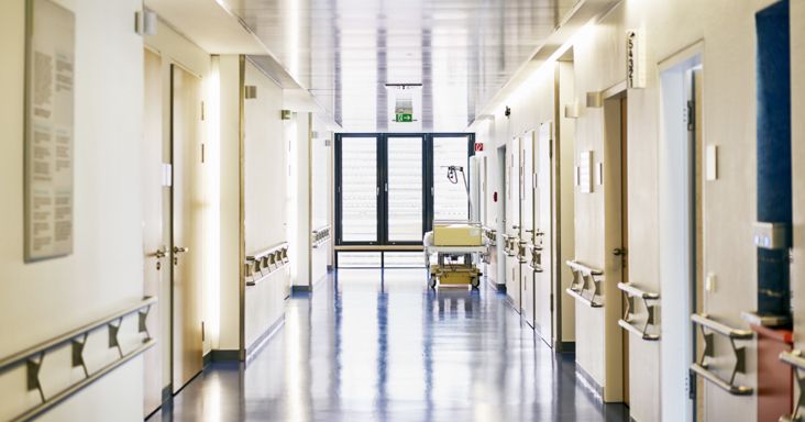 Tíz percet adott a kórháznak a fenyegetőző férfi