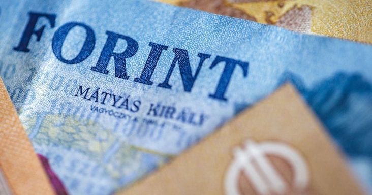 Vágtat a forint, jó formában várja a hét legfontosabb adatát a hazai pénz – a Richter átvette a stafétát az OTP-től