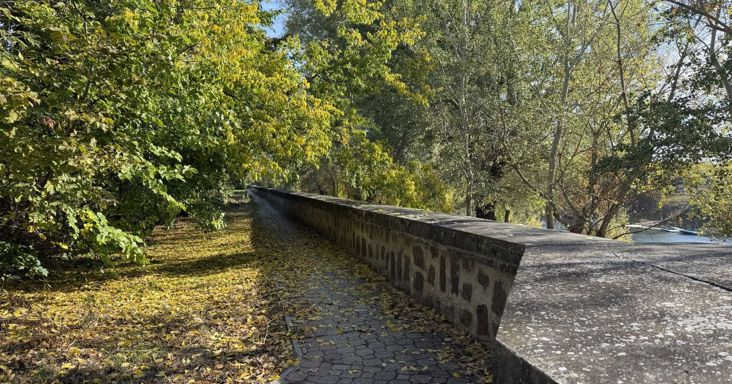Az eső után kisüt a nap, de a szél miatt jól jön a kabát