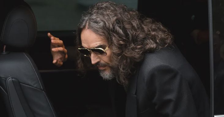 Russell Brand egyik vádlója szerint a színész megerőszakolta, majd magára hagyta egy hotelszobában