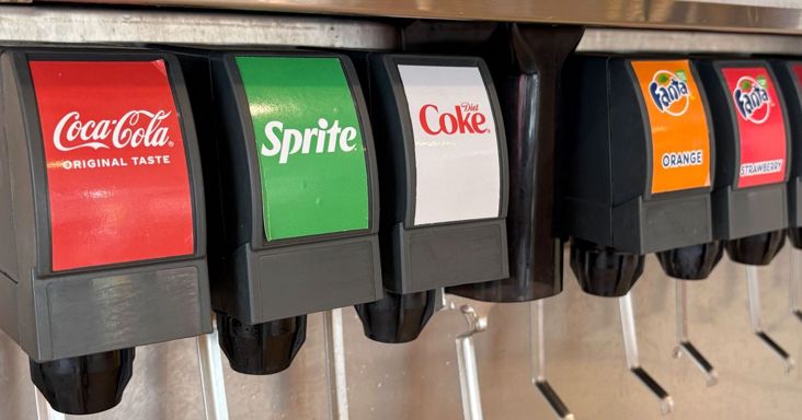 Nagy pofont kapott a Pepsi: a KFC-t is megszerezte magának a Coca-Cola, egyre nagyobb fölénybe kerül a gyorséttermekben a Pepsivel szemben