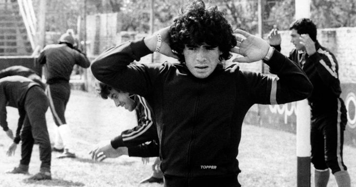 Bizarr kiállítástól egy legenda születéséig: 50 éve debütált Maradona az élvonalban