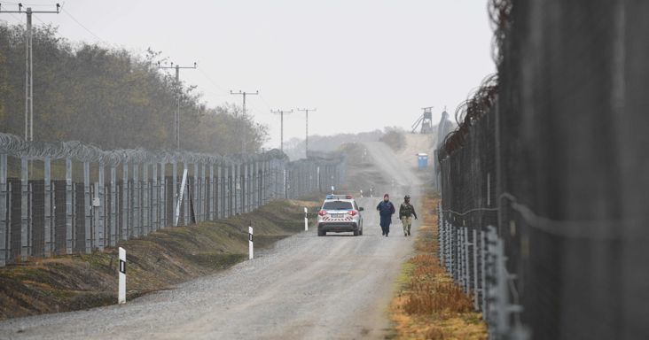 Napi egymillió euró ég el Magyarországon – Magyar Péterék már 135 milliárd forintot spórolnának rajta