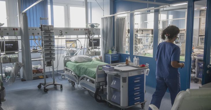 Szigorítanák a drága gyógyszerek egyedi támogatását, a kórházakra is háríthatnának a költségekből