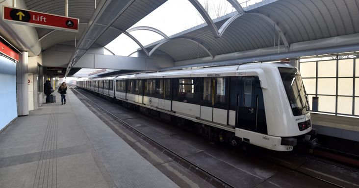 Reagált a BKV a metró tetején „szörföző” fiatalokra: egy rossz mozdulat is elég a végzetes balesethez