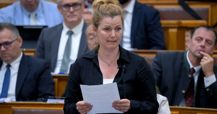 „Paraszt!” – Elszabadultak az indulatok a parlamentben, a tiszás képviselő bocsánatot kért