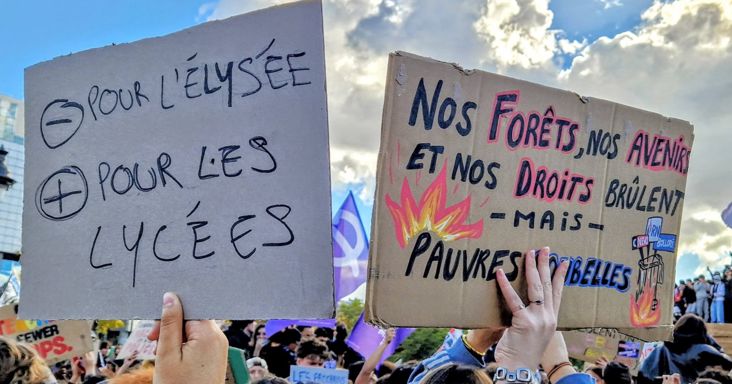 Szóviccek, rímek, rigmusok – kevesen tudnak olyan kreatívan tüntetni, mint a francia diákok