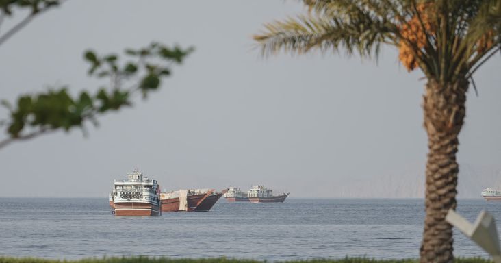 Elsüllyedt egy konténerhajó a Hormuzi-szorosban, egy másik teherhajót is találat ért