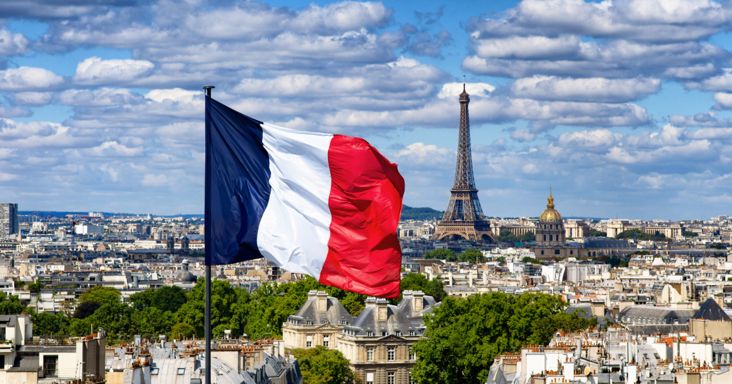 Lángokban áll Franciaország: Macron kemény fellépést ígér a pusztító zavargások után