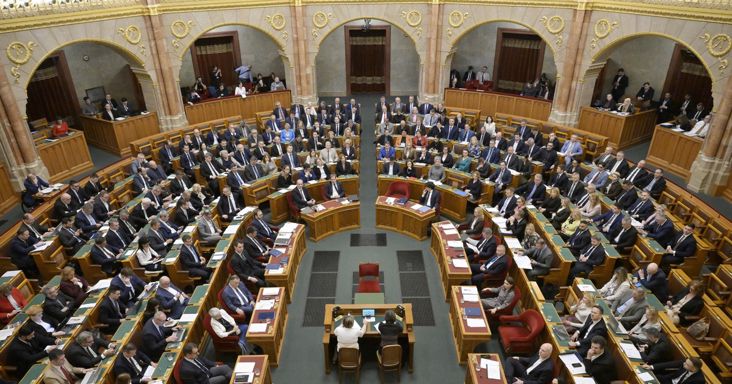 Magyar Péter bejelentette a béremeléseket, az egészségügyben, szociális ágazatban és rendvédelemben dolgozókat is érinti