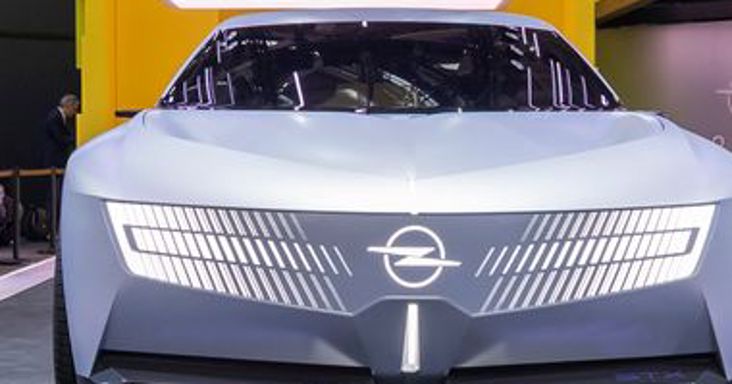 Dehogy halott a kombi! Körbejártuk az Opel menő új sportkombiját
