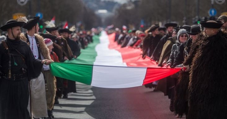 Egy Rohonci úti szombathelyi panellakásba van bejelentve az az alapítvány, amelynek szervezésében tegnap kifeszítettek 1848 méternyi nemzeti zászlót Budapesten