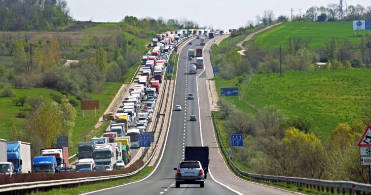 Hatalmas dugó van megint Budapest határában: az M0-ás hídjánál teljesen beállt a forgalom – „Aki teheti, válasszon másik útvonalat!”