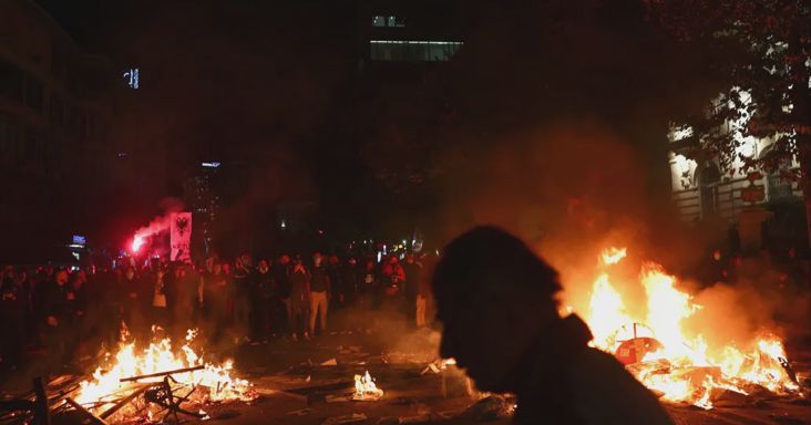 Bedurvultak az albániai diáktüntetések, lángol Tirana