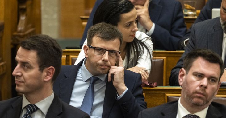 Az ellenzék a béremelések mértékét kevesli, Toroczkai pedig inkább egy társasjátékról kezdett beszélni a költségvetésről szóló vitában