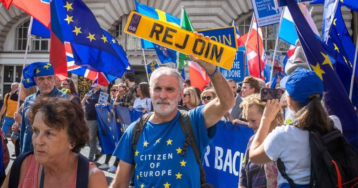 Betett a Brexit: Lengyelország lett az új London, a magyarok Ausztriát választják – de a franciák már visszahívnák a briteket