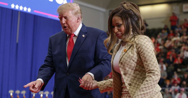 Donald Trump arra kérte Nicki Minajt egy kampánygyűlésen, hogy álljon fel, miután megdicsérte a fenekét