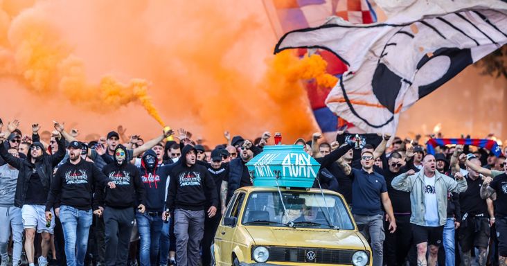 Náci rigmusokat skandáltak horvát futballszurkolók – Óriási balhé tört ki a Hajduk Split–Ajax-meccs előtt
